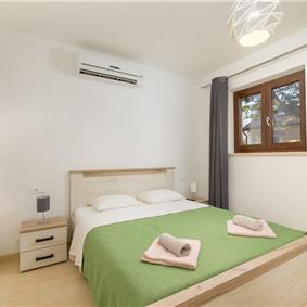 4 bedroom villa bedroom with pool, Svetvinčenat, Istria, sleeps 8